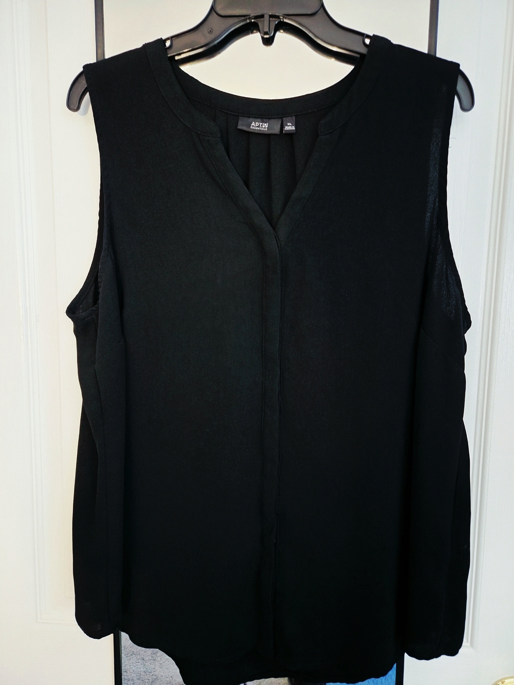Apt. 9 Essentials Women's Black Sleeveless V-Neck Blouse